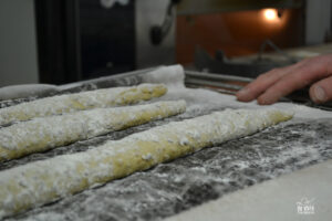 Frederic Hardy façonne ses baguettes à la main