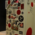 Le frigo avec quelques souvenirs des artistes passés