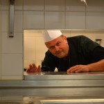 le chef dans sa cuisine