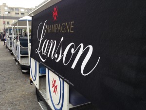 Le petit train Lanson nous a promené dans la ville de Reims. Succès garanti auprès des touristes et des rémois !